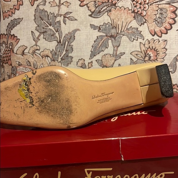 Vintage Salvatore Ferragamo cream  and Black classic pumps - Picture 6 of 9